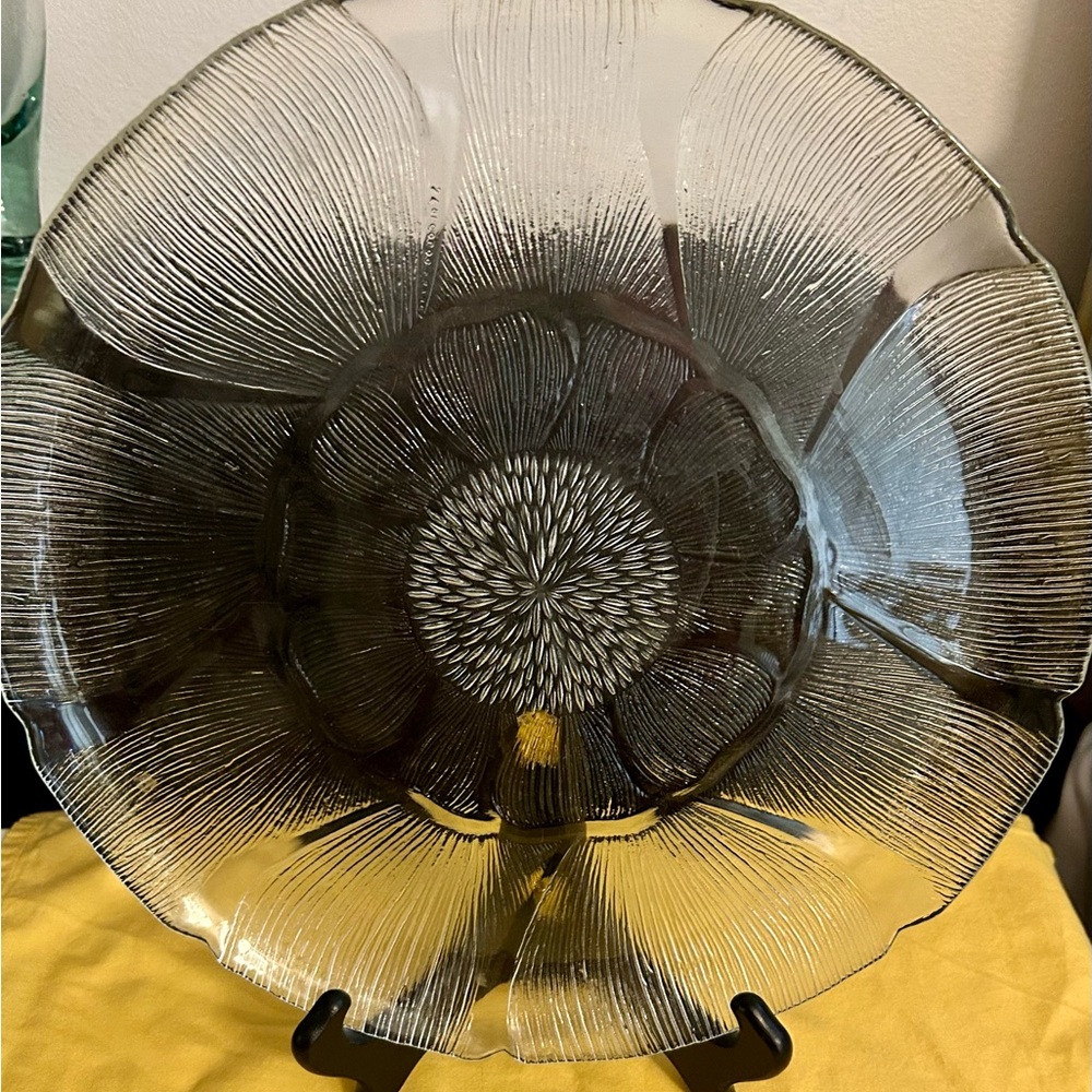 Vintage, Arcoroc Le Fleur, large, glass serving plate. Sunflower 13" France